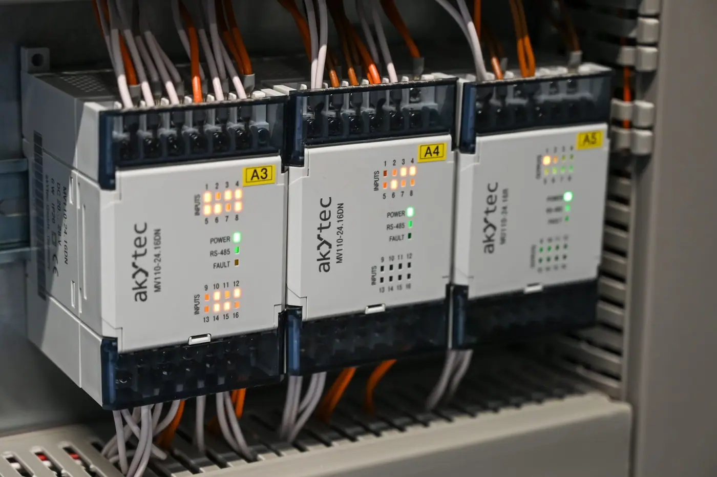 Profesjonalnie okablowana rozdzielnica elektryczna i sterowniki PLC